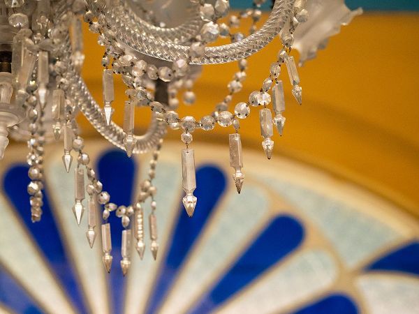 Merrill Images 아티스트의 Cuba-Santa Clara-ornate chandelier in historic theater작품입니다.